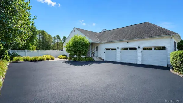 55 Casey LN, Mount Sinai, NY 11766