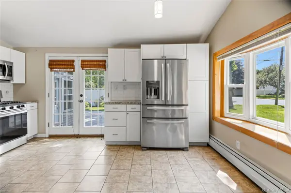 91 Spruce AVE, West Islip, NY 11795