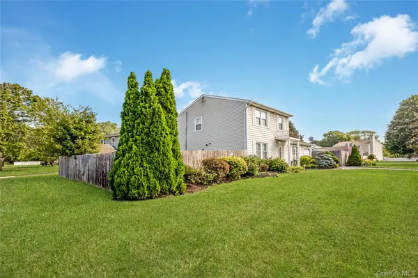 11 Shade Tree LN, East Patchogue, NY 11772