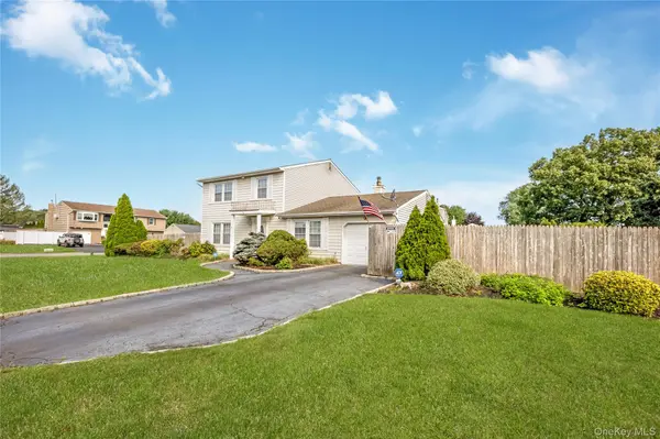 11 Shade Tree LN, East Patchogue, NY 11772