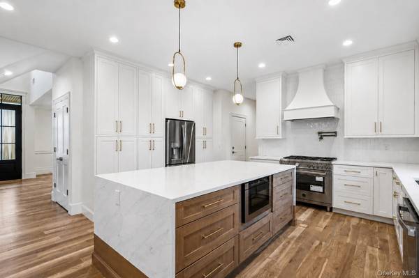 908 Maple LN, East Meadow, NY 11554