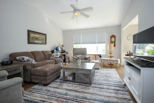817 Daisy CIR, Demotte, IN 46310