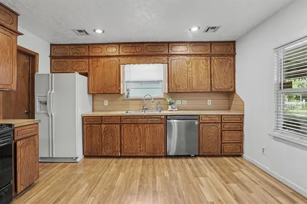 207 E Juniper LN, Mustang, OK 73064