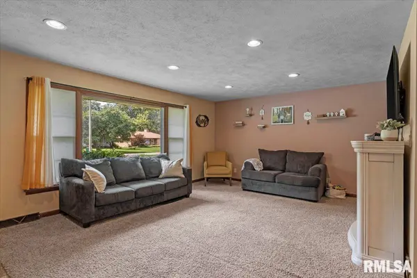 97 CIRCLE DR, Springfield, IL 62703-0000
