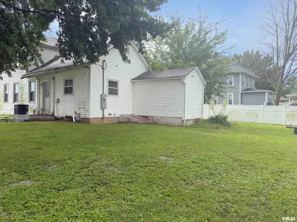 107 E MARKET ST, Table Grove, IL 61482