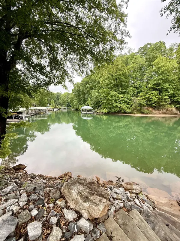 1200 Loran Pointe CIR, Seneca, SC 29672