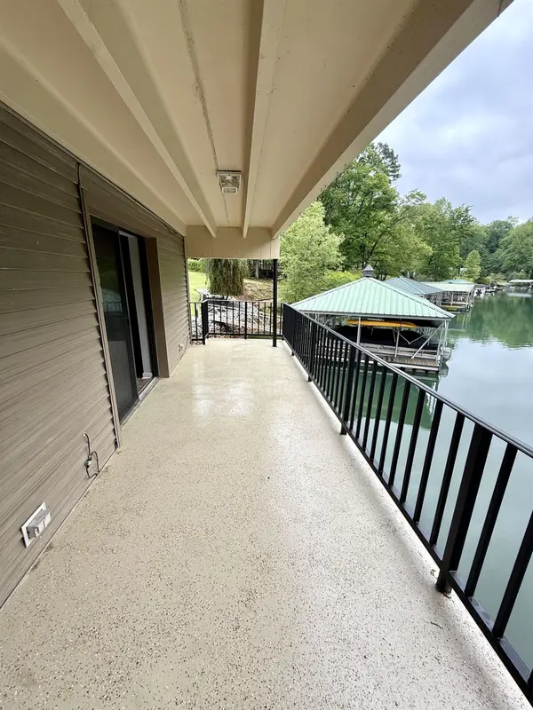 1200 Loran Pointe CIR, Seneca, SC 29672