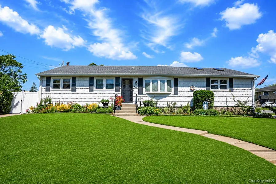 266 Albert ST, Lindenhurst, NY 11757