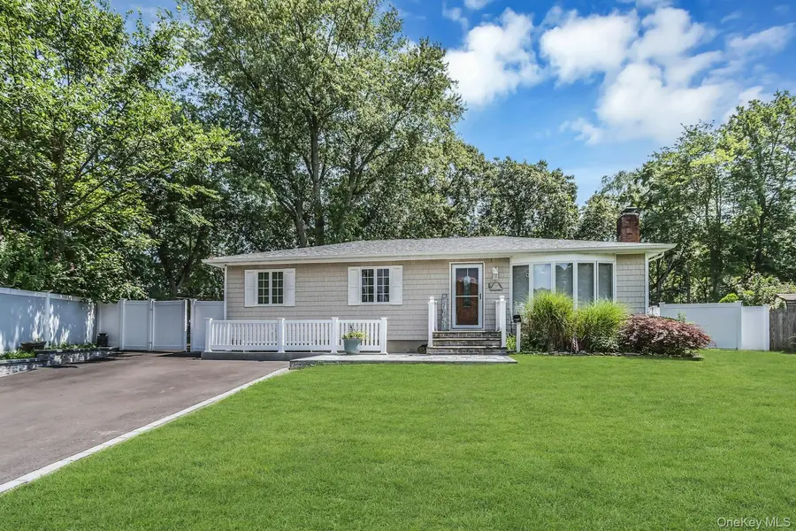 58 Crescent PL, Smithtown, NY 11787