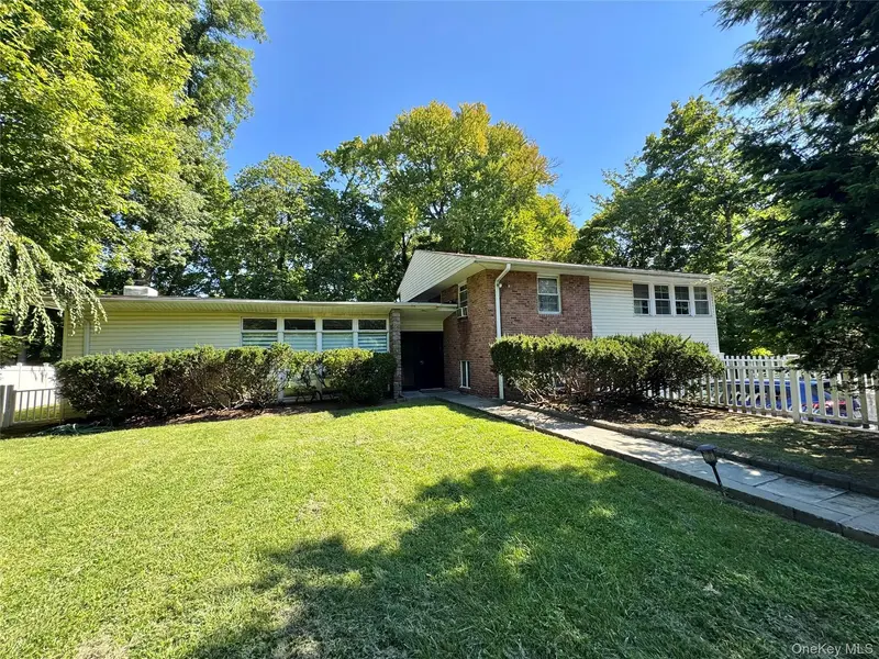 23 Wooleys LN, Great Neck, NY 11023