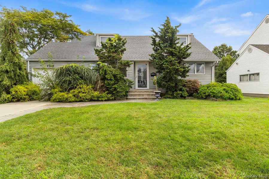 2075 Alan DR, Seaford, NY 11783
