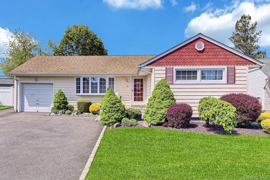 19 Essex RD, Bethpage, NY 11714