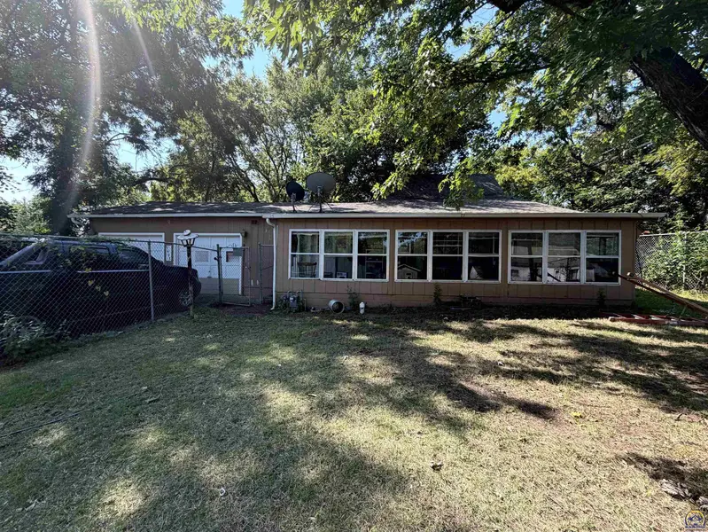 1415 SE 25th ST, Topeka, KS 66605