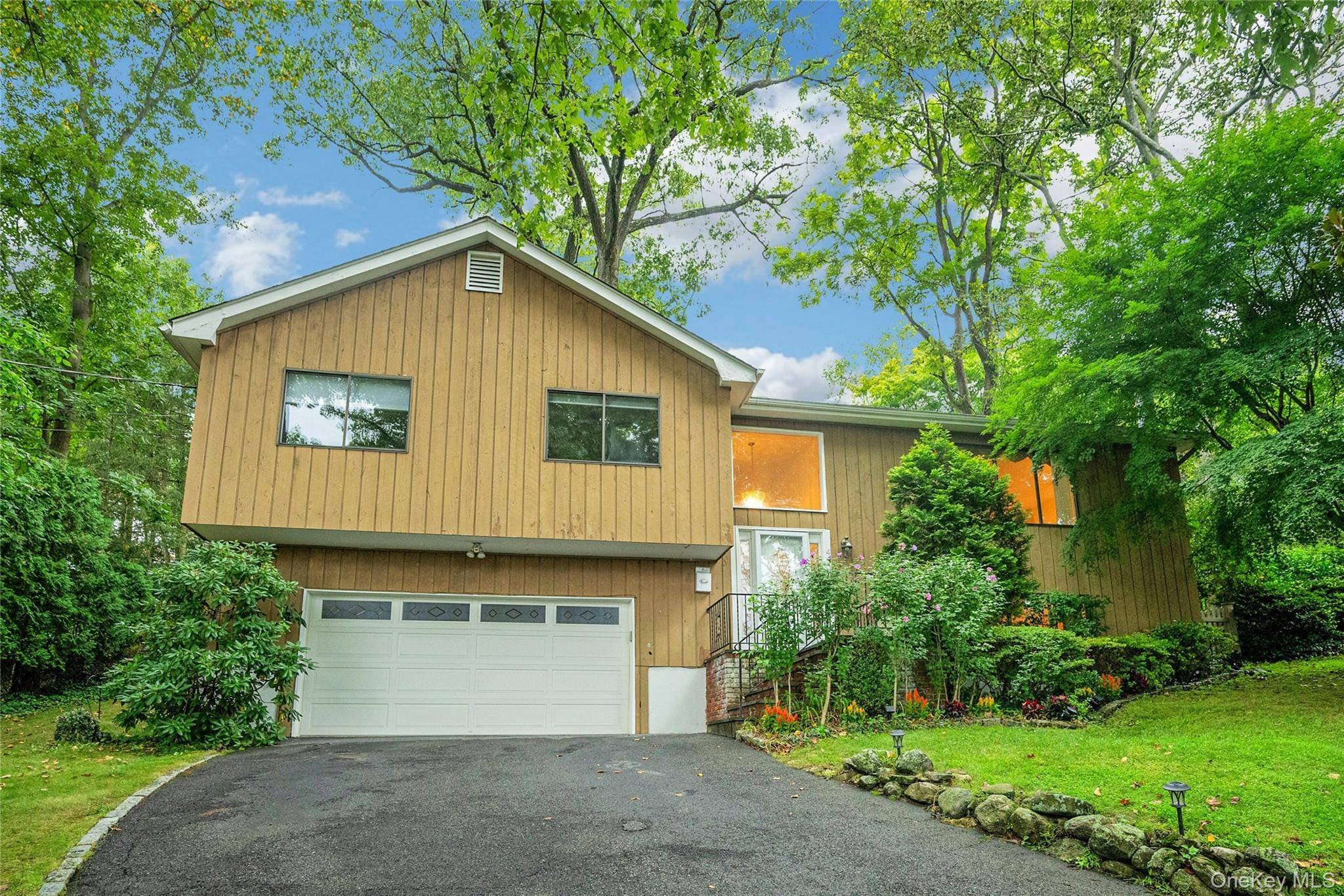 44 Hillside LN, New Rochelle, NY 10804