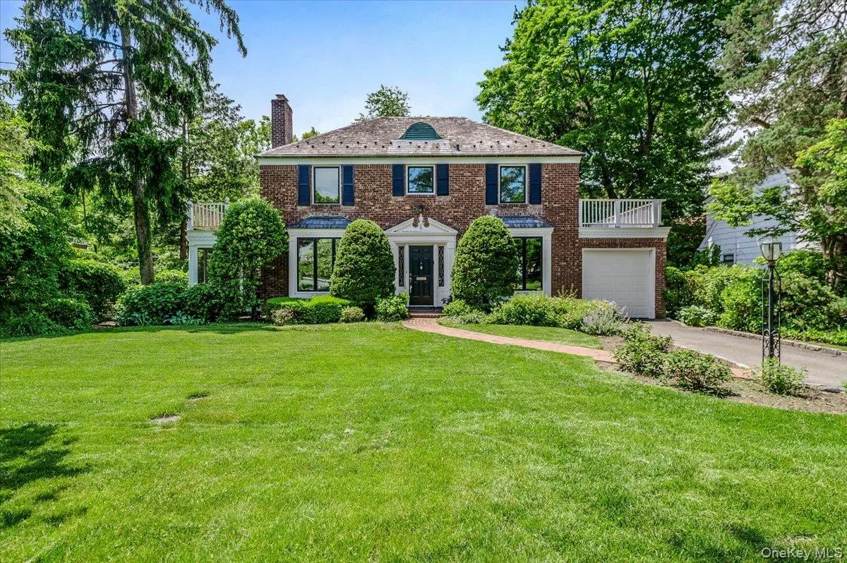 8 Parkside DR, Great Neck, NY 11021