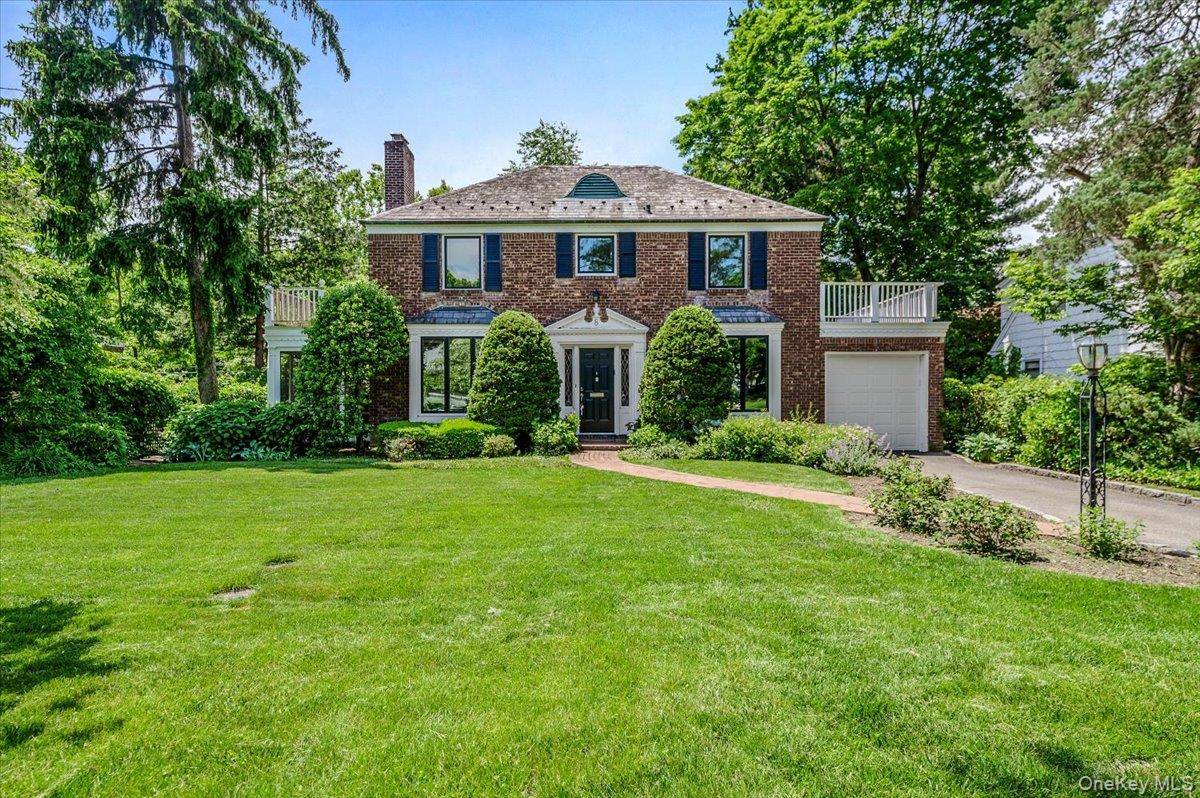 8 Parkside DR, Great Neck, NY 11021