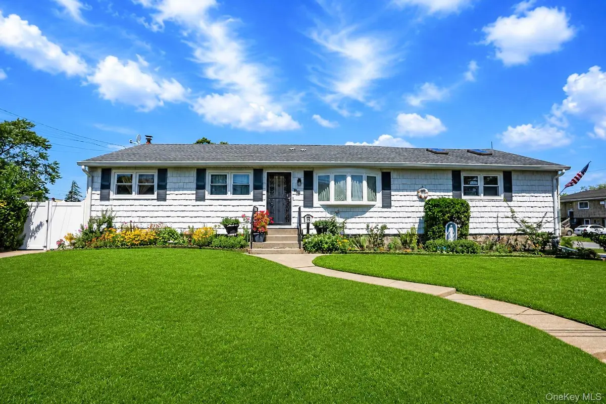 266 Albert ST, Lindenhurst, NY 11757