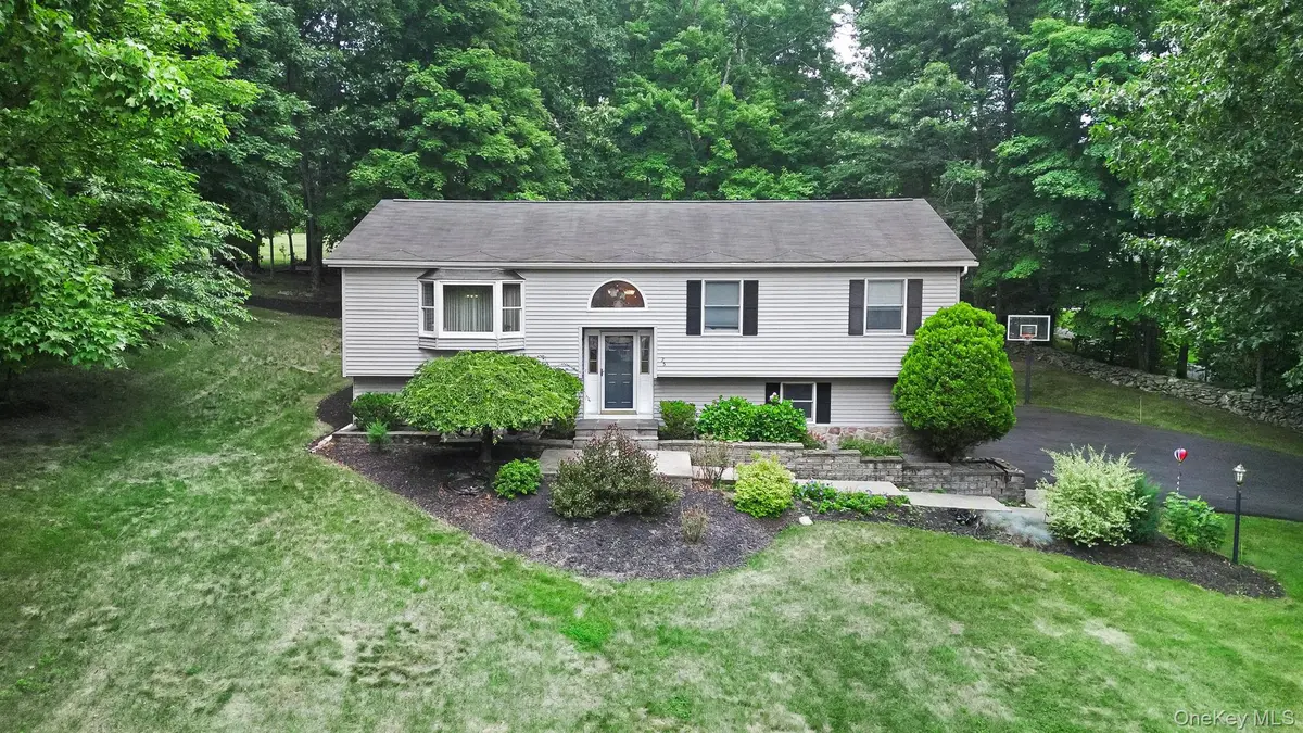 25 Cocoa LN, Newburgh, NY 12550