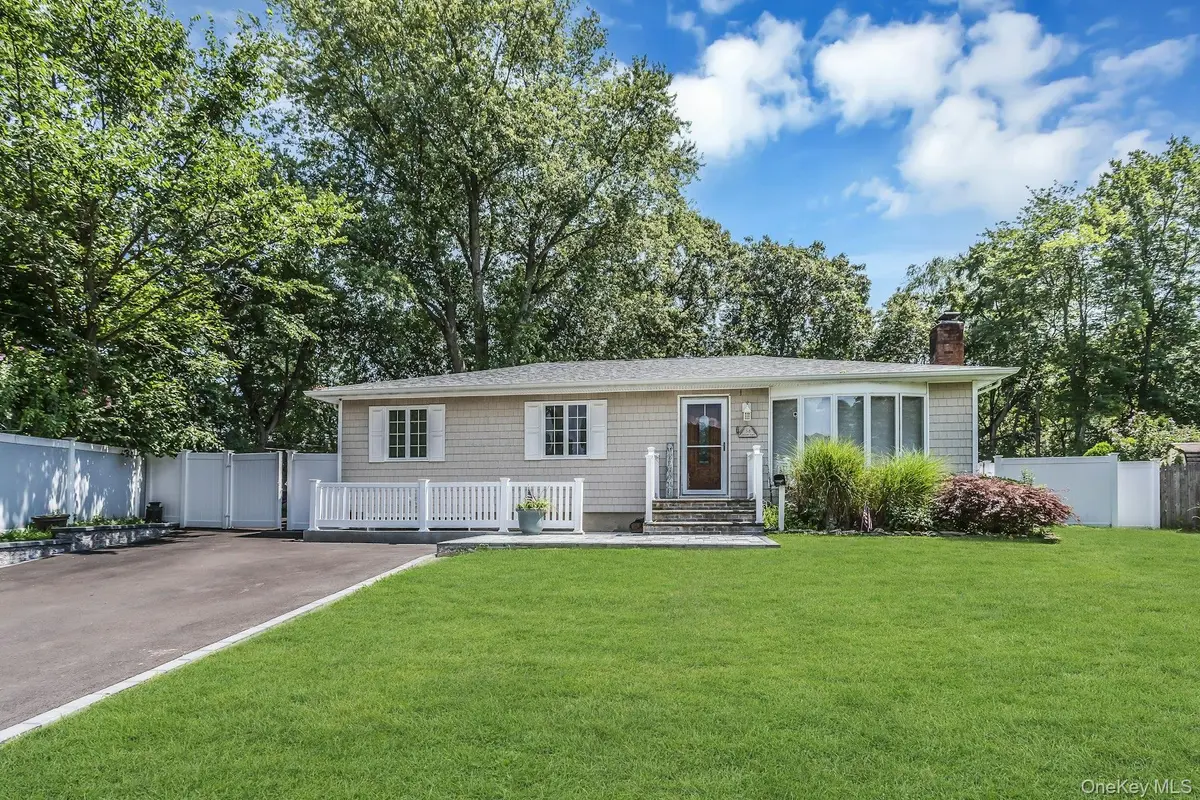 58 Crescent PL, Smithtown, NY 11787