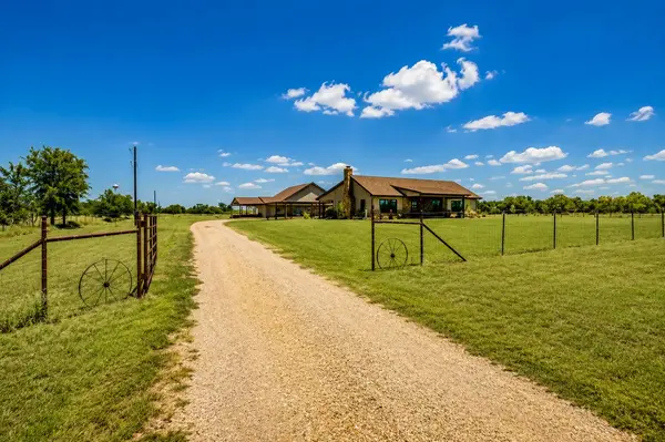 19892 Vilas RD, Holland, TX 76534