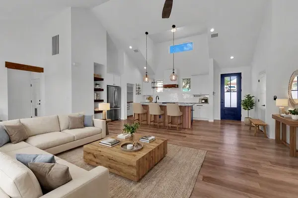 516 Ronay DR S, Spicewood, TX 78669