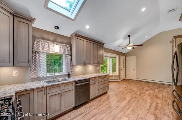156 Hillview PL, Shohola, PA 18458