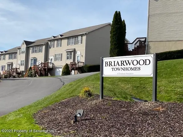 8 Briarwood Way, Clarks Summit, PA 18411