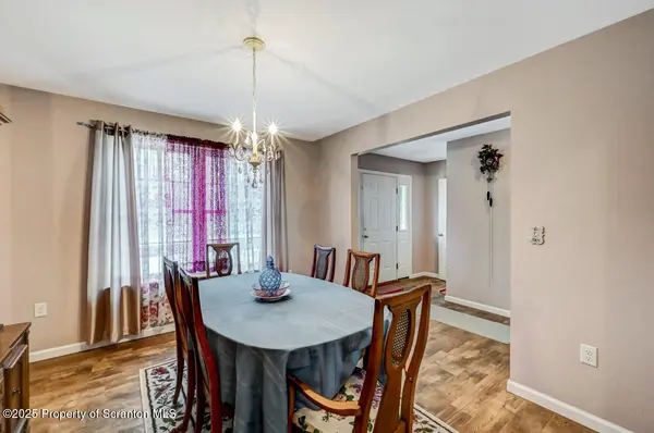 520 Wisteria DR, Moosic, PA 18507