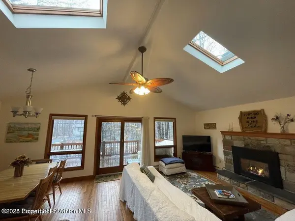 1556 Evergreen RD, Pocono Pines, PA 18350