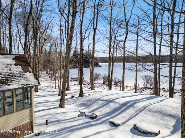 102 Cherry Cove TER, Canadensis, PA 18325