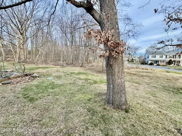 211 Haverford DR, Wilkes-barre, PA 18702