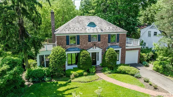 8 Parkside DR, Great Neck, NY 11021