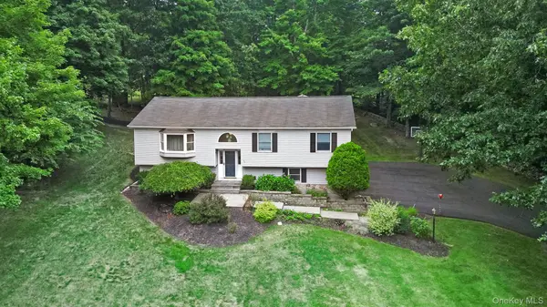 25 Cocoa LN, Newburgh, NY 12550