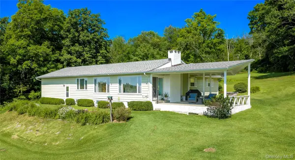 21 Overlook DR, Pawling, NY 12564