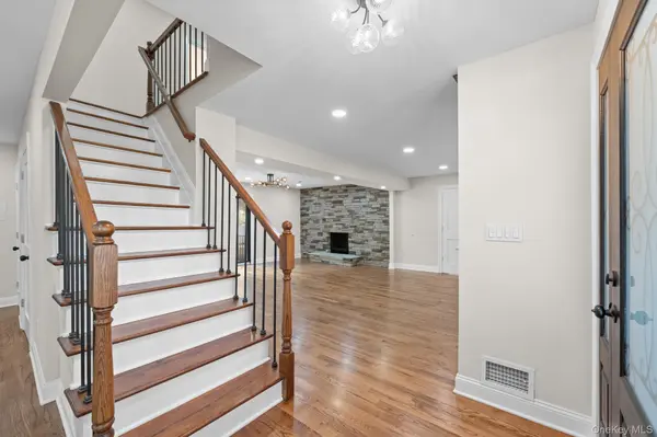1 Greg LN, East Northport, NY 11731