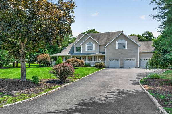 8 Angela CT, Hopewell Junction, NY 12533