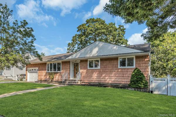 50 Jerome ST, Lindenhurst, NY 11757