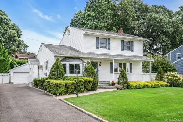 7 Tomkins CT, Commack, NY 11725