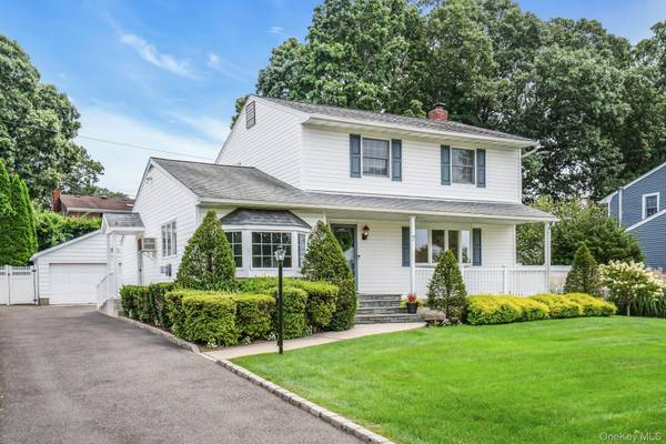 7 Tomkins CT, Commack, NY 11725