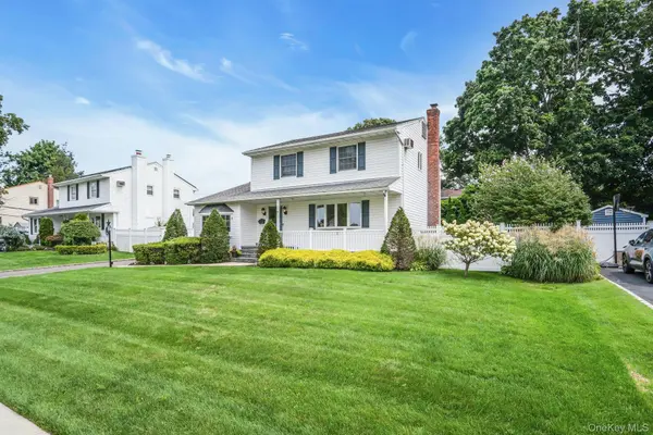 7 Tomkins CT, Commack, NY 11725