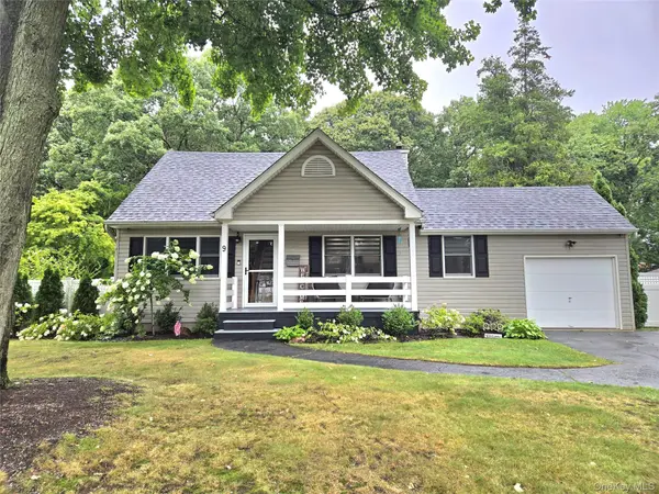 9 Runyon ST, Bay Shore, NY 11706