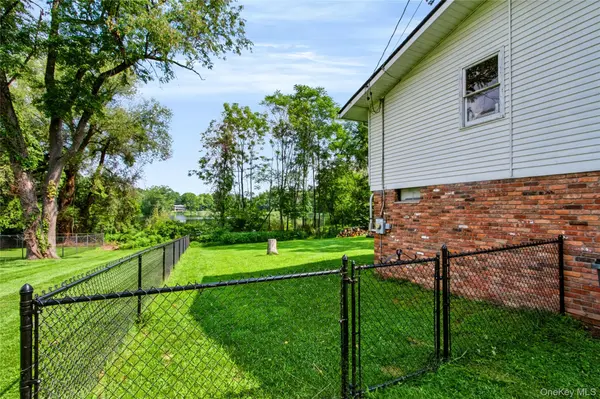 20 Seneca LN, Milton, NY 12547