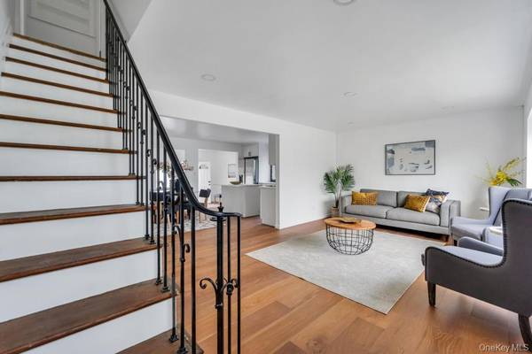 20 Howard ST, Hicksville, NY 11801