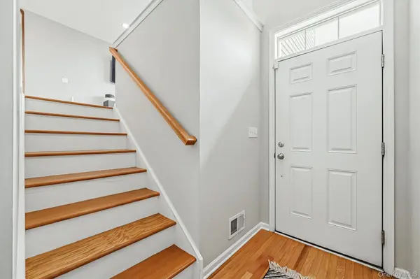 806 Hawthorn WAY, New Windsor, NY 12553