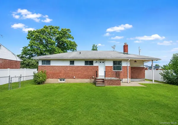 71 6th ST, Hicksville, NY 11801