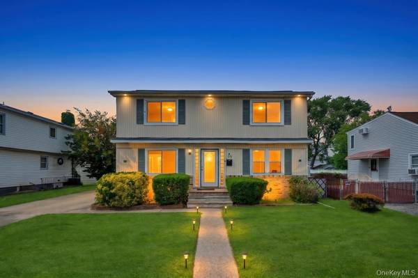 15 Farm LN, Hicksville, NY 11801