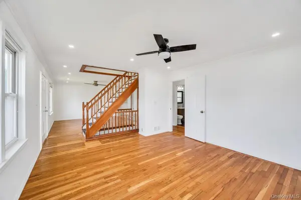15 Farm LN, Hicksville, NY 11801