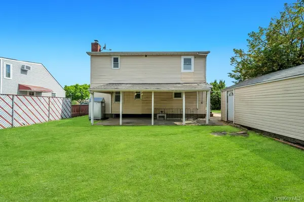 15 Farm LN, Hicksville, NY 11801