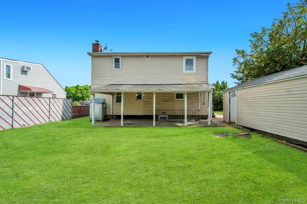 15 Farm LN, Hicksville, NY 11801