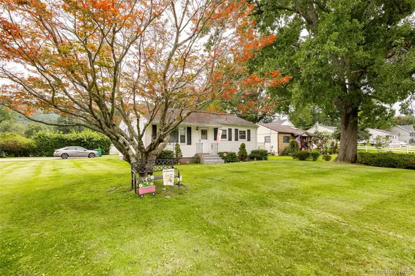 2 Park LN, Beacon, NY 12508